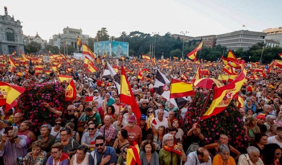 Veliki broj ljudi okupio se u Madridu, tražeći ostavku vlade Pedra Sančeza zbog načina na koji rešava krizu u esklavi Seuti
