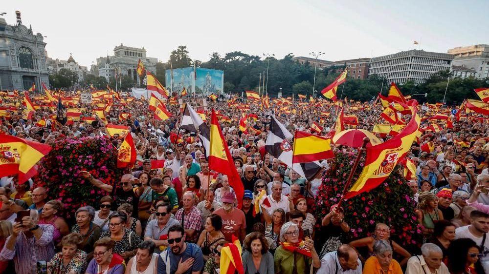 Veliki broj ljudi okupio se u Madridu, tražeći ostavku vlade Pedra Sančeza zbog načina na koji rešava krizu u esklavi Seuti