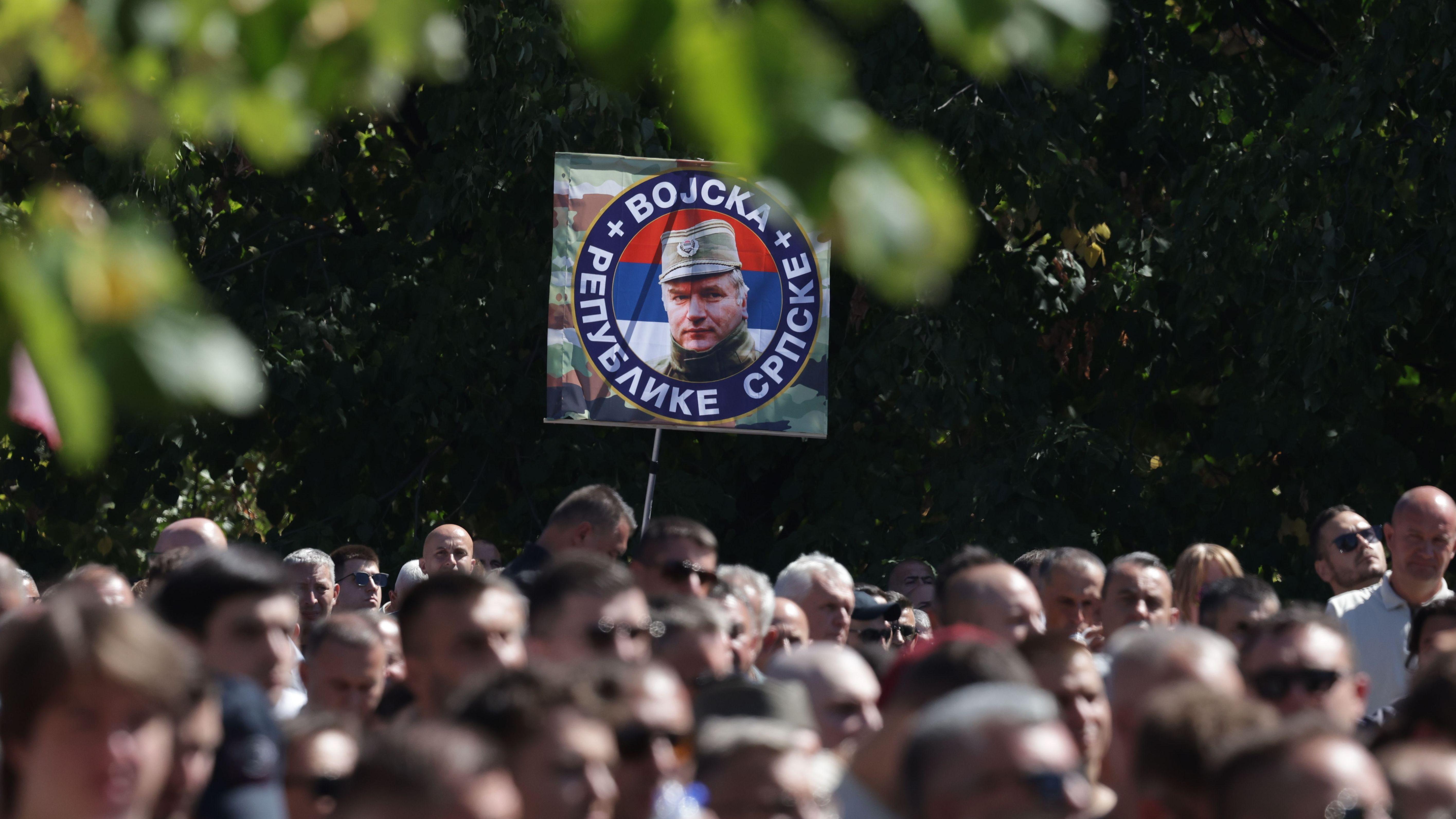 Zastava sa likom Ratka Mladića u masi ljudi