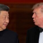 Si Đinping u crnom odelu (levo) i Donald Tramp (desno) gledaju jedan ka drugom