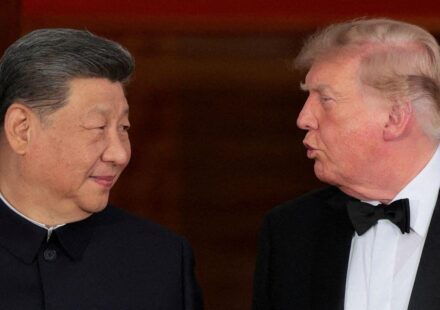 Si Đinping u crnom odelu (levo) i Donald Tramp (desno) gledaju jedan ka drugom