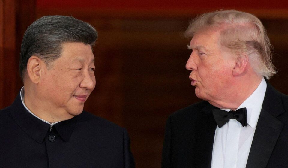 Si Đinping u crnom odelu (levo) i Donald Tramp (desno) gledaju jedan ka drugom