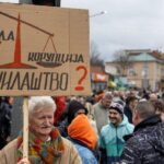 stariji čovek drži transparent pravda korupcija tužilaštvo
