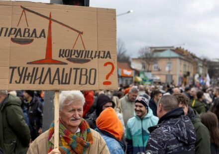 stariji čovek drži transparent pravda korupcija tužilaštvo