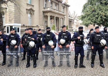 srpski policajci ispred Skupštine Srbije
