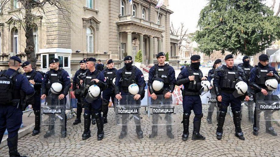 srpski policajci ispred Skupštine Srbije