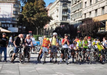 'Bici tura - čuvari Ustava', naziv je predizborne akcije Studenata u blokadi u nameri da do kraja septembra na biciklima obiđu više gradova u Srbiji - krenuli su 17. septembra iz centra Beograda