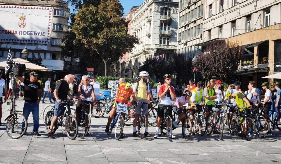 'Bici tura - čuvari Ustava', naziv je predizborne akcije Studenata u blokadi u nameri da do kraja septembra na biciklima obiđu više gradova u Srbiji - krenuli su 17. septembra iz centra Beograda