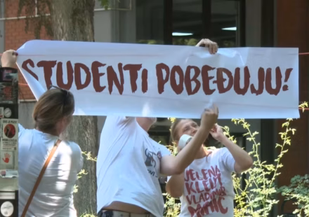 Studenti u kampanju kreću iz Novog Sada: Skup ispred Srpskog narodnog pozorišta 1