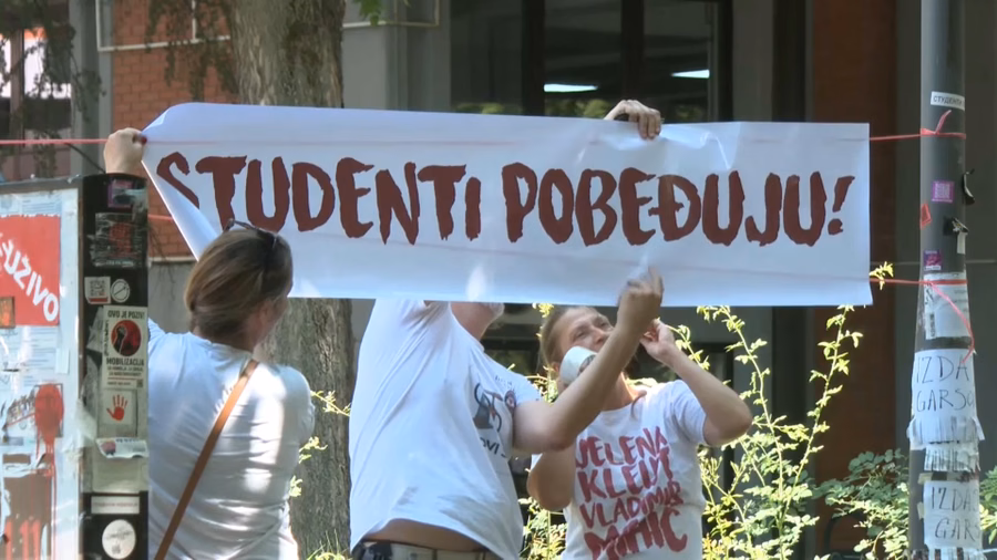 Studenti u kampanju kreću iz Novog Sada: Skup ispred Srpskog narodnog pozorišta 1