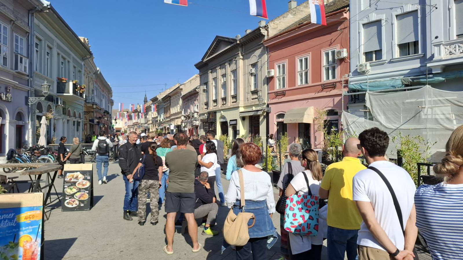 U Ustaničkoj u Beogradu red za potpis studentima nekoliko stotina metara, redovi širom Srbije 2