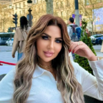 Sara Kalifa u beloj bluzi