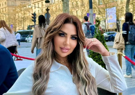 Sara Kalifa u beloj bluzi