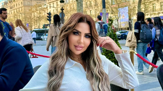 Sara Kalifa u beloj bluzi