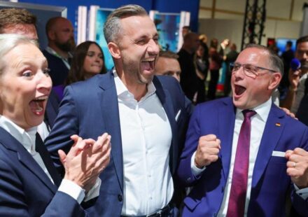 Ulrih Zigmund (u sredini) iz AfD-a i nacionalni lideri stranke oduševljeni su rezultatom