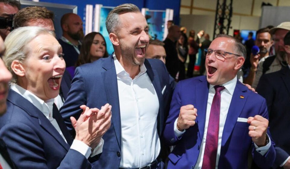 Ulrih Zigmund (u sredini) iz AfD-a i nacionalni lideri stranke oduševljeni su rezultatom