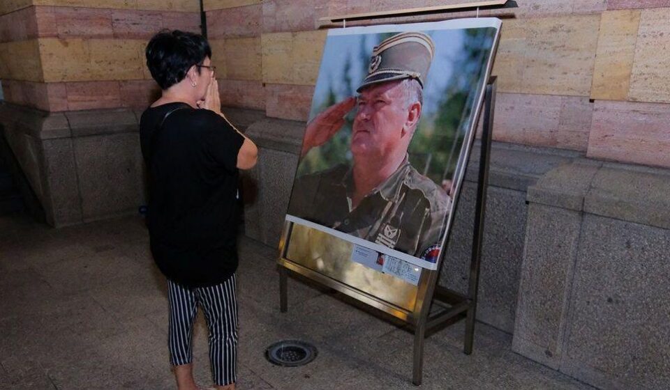 žena odaje počast ratku mladiću
