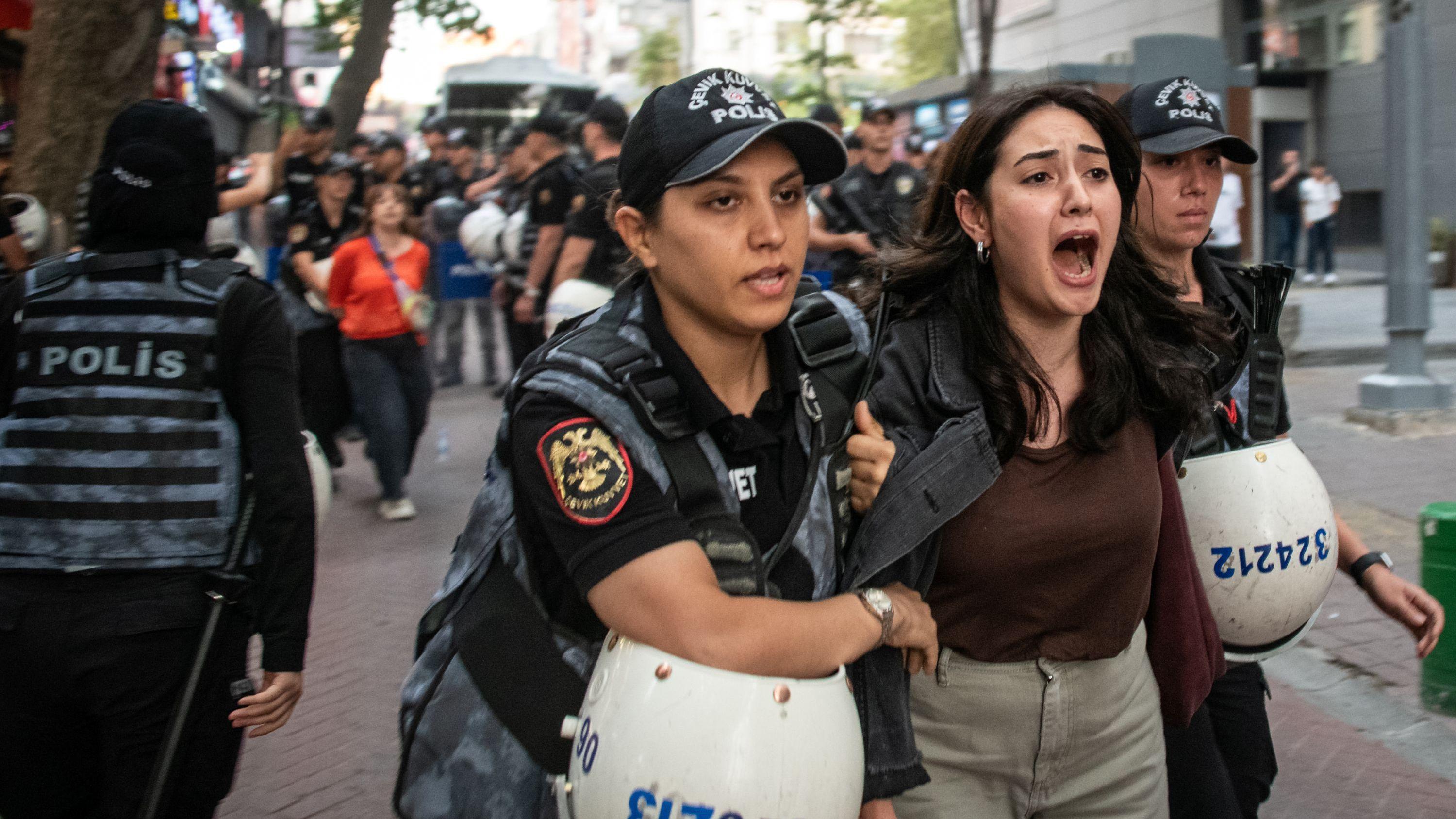 Turska policija privela je desetine demonstranata koji su u Ankari 15. septembra 2026. protestovali za prava LGBT ljudi. Hapšenja su prekinula planirani skup podrške LGBT zajednici u glavnom gradu, dan pošto su širom Turske privedeni LGBT aktivisti, predstavnici medija, organizacija civilnog društva i javne ličnosti.