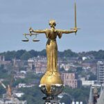 Statua boginje pravde na vrhu zgrade Old Bejli u Londonu