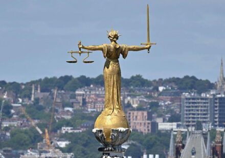 Statua boginje pravde na vrhu zgrade Old Bejli u Londonu