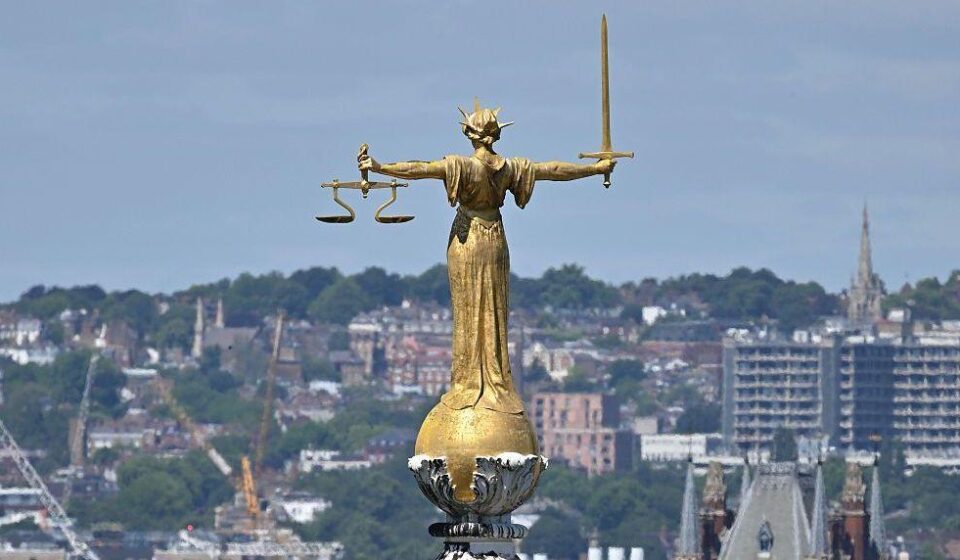 Statua boginje pravde na vrhu zgrade Old Bejli u Londonu