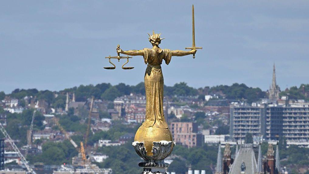 Statua boginje pravde na vrhu zgrade Old Bejli u Londonu