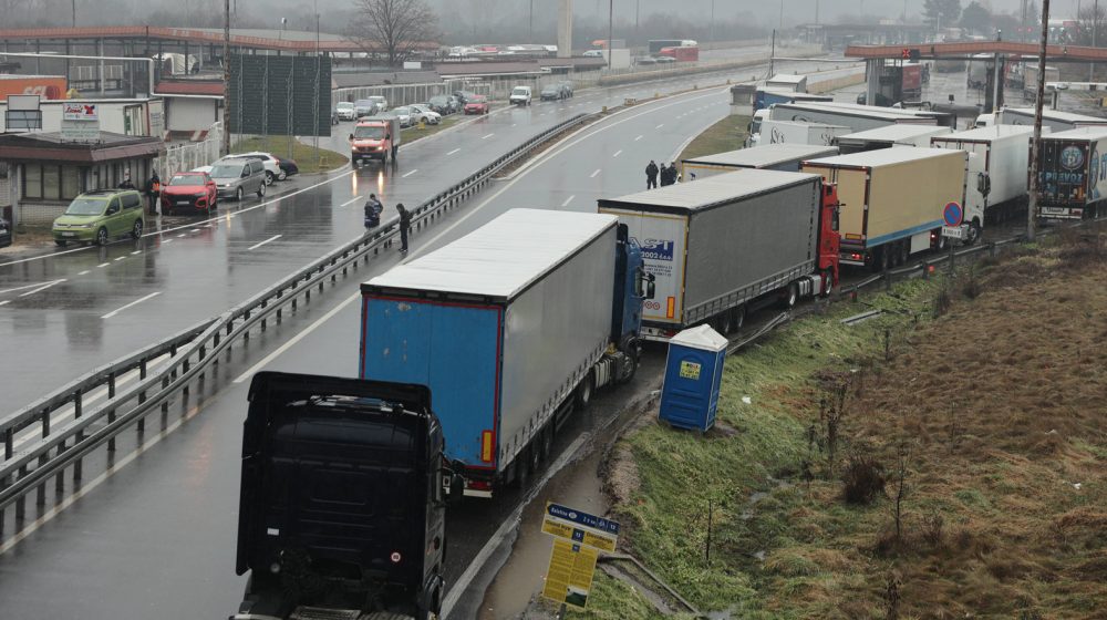 AMSS: Kamioni na prelazu Batrovci čekaju sedam sati 9