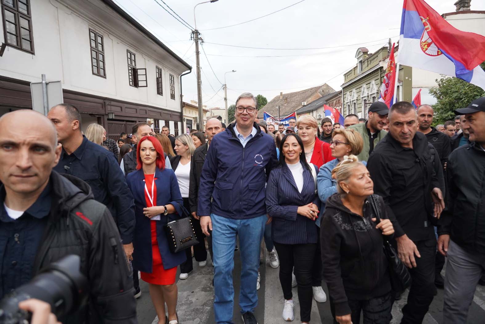 "Vučić plaši Srbiju Srbijom bez Vučića“: Predsednik tvrdi da će, ako se vlast promeni, građani morati da slušaju Tompsona i viču "Za dom spremni" 2 "Vučić plaši Srbiju Srbijom bez Vučića“: Predsednik tvrdi da će, ako se vlast promeni, građani morati da slušaju Tompsona i viču "Za dom spremni" 1