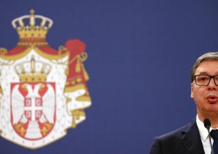 aleksandar vučić i grb srbije