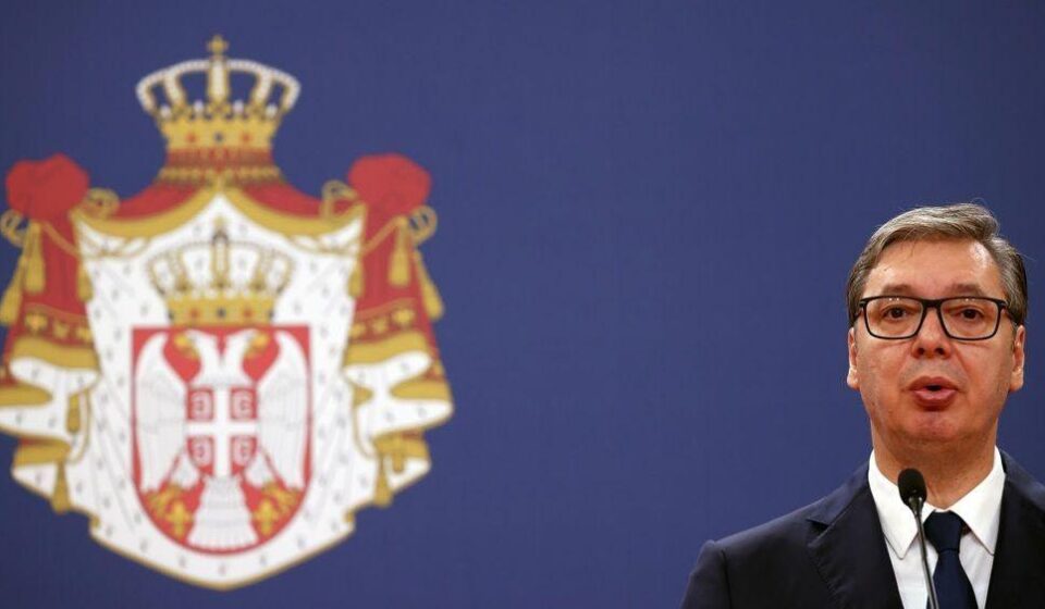 aleksandar vučić i grb srbije