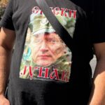 Komemoracija Ratku Mladiću, muškarac u crnoj majici sa Mladićevom slikom i natpisom "Srpski junak".