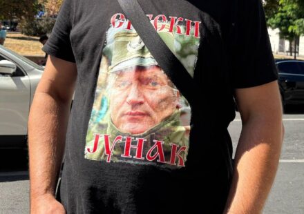 Komemoracija Ratku Mladiću, muškarac u crnoj majici sa Mladićevom slikom i natpisom "Srpski junak".