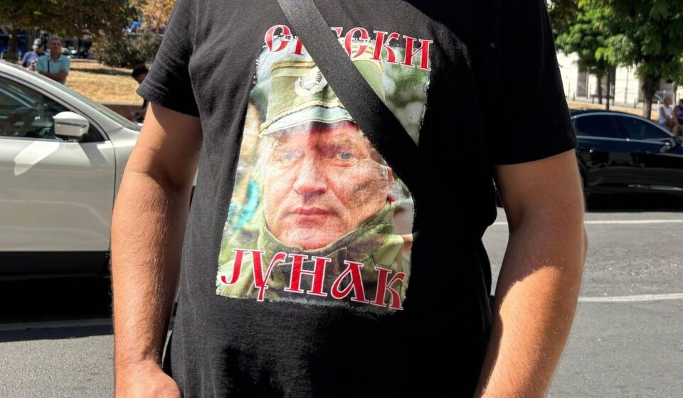 Komemoracija Ratku Mladiću, muškarac u crnoj majici sa Mladićevom slikom i natpisom "Srpski junak".