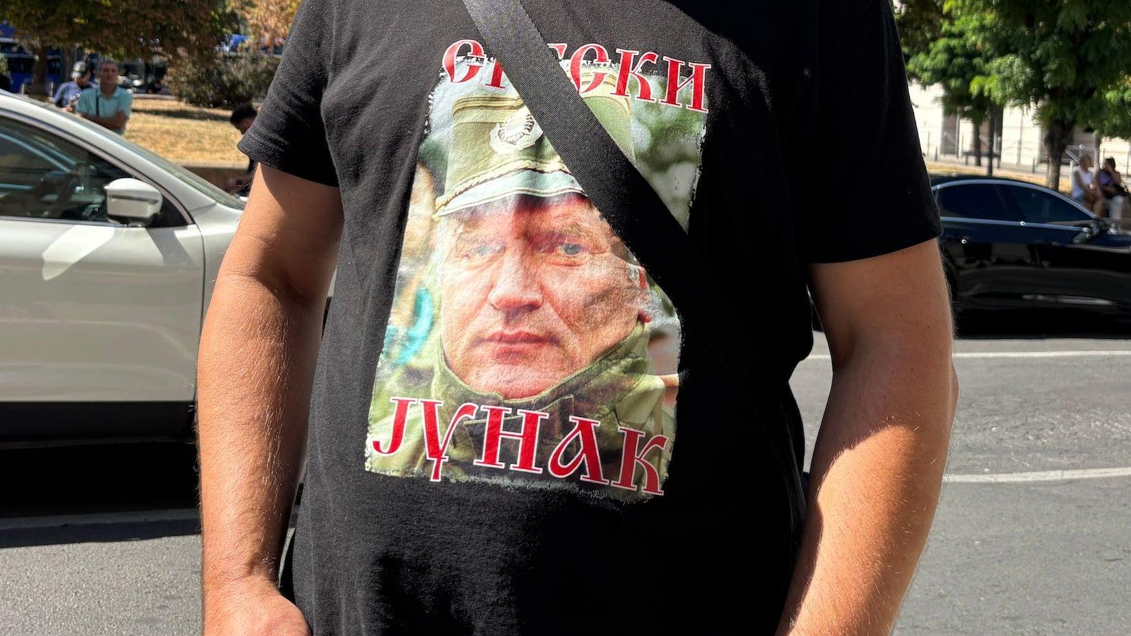 Komemoracija Ratku Mladiću, muškarac u crnoj majici sa Mladićevom slikom i natpisom "Srpski junak".
