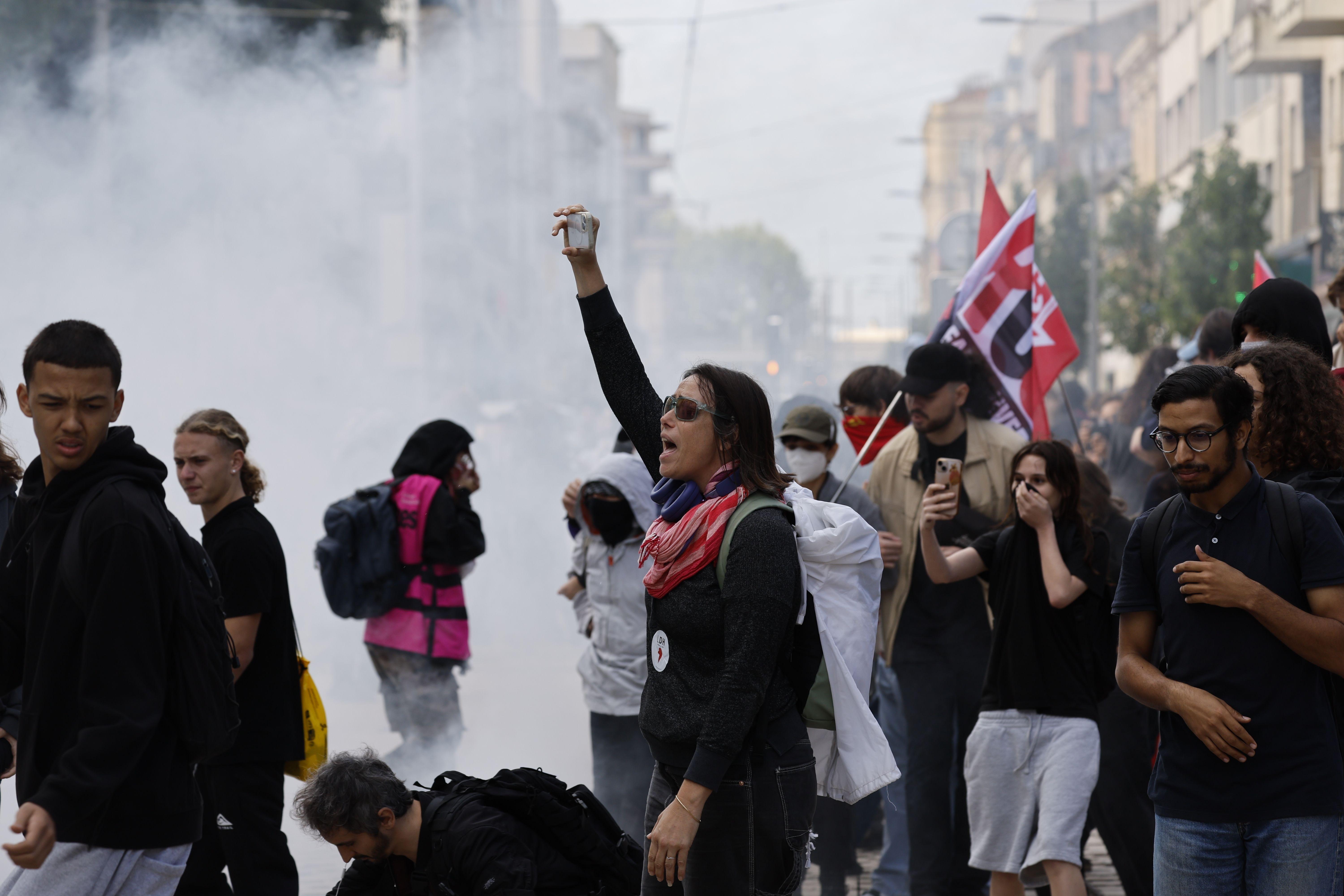 Učenici na protestu u Francuskoj, u oblaku dima od suzavca