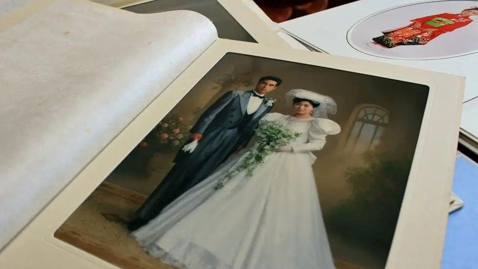 Album sa fotografijama venčanja Jasuo i Juko otvoren je na fotografiji njih dvoje u venčanici i svečanom odelu
