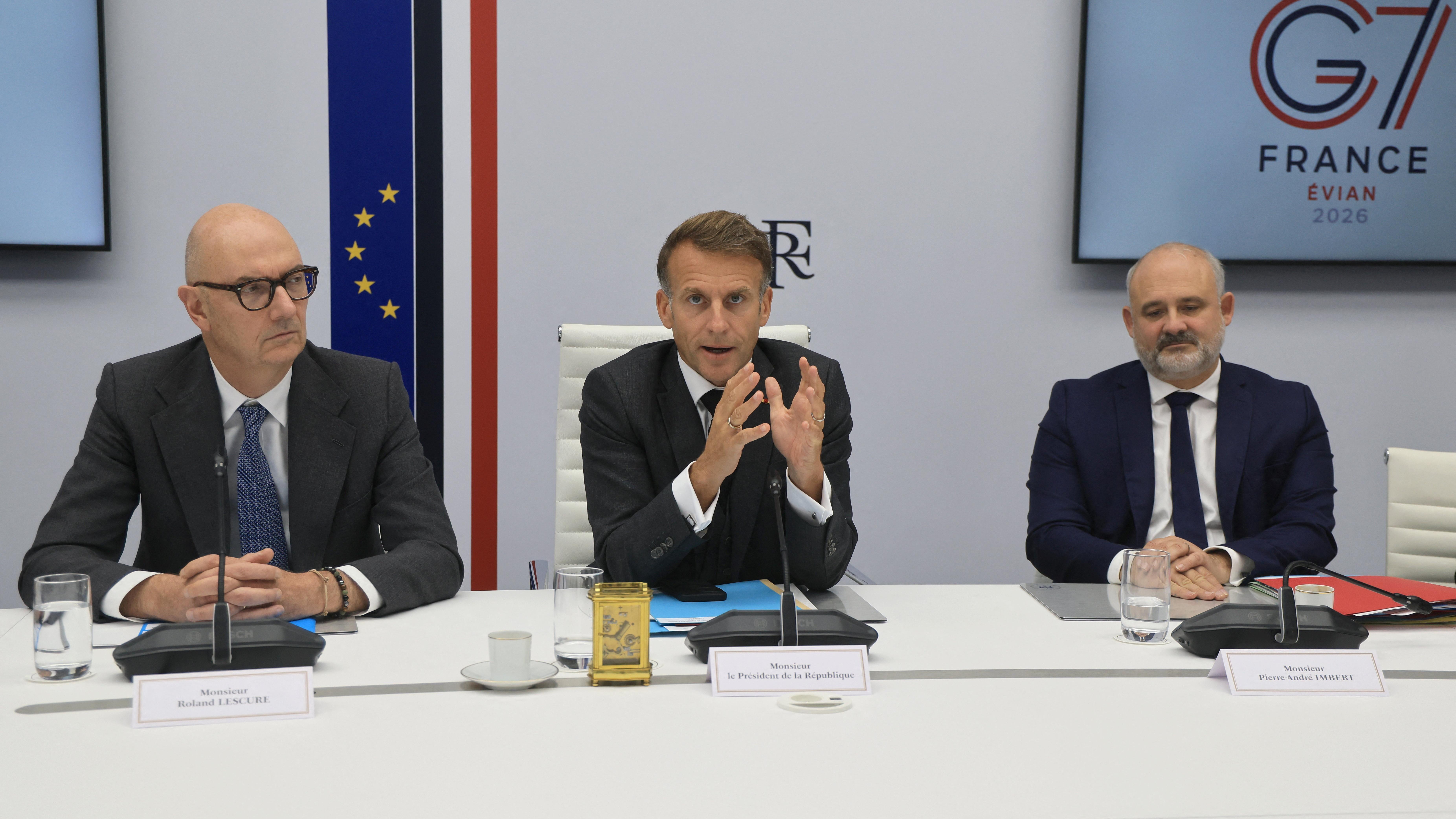 Emanuel Makron sa dvojicom muškaraca