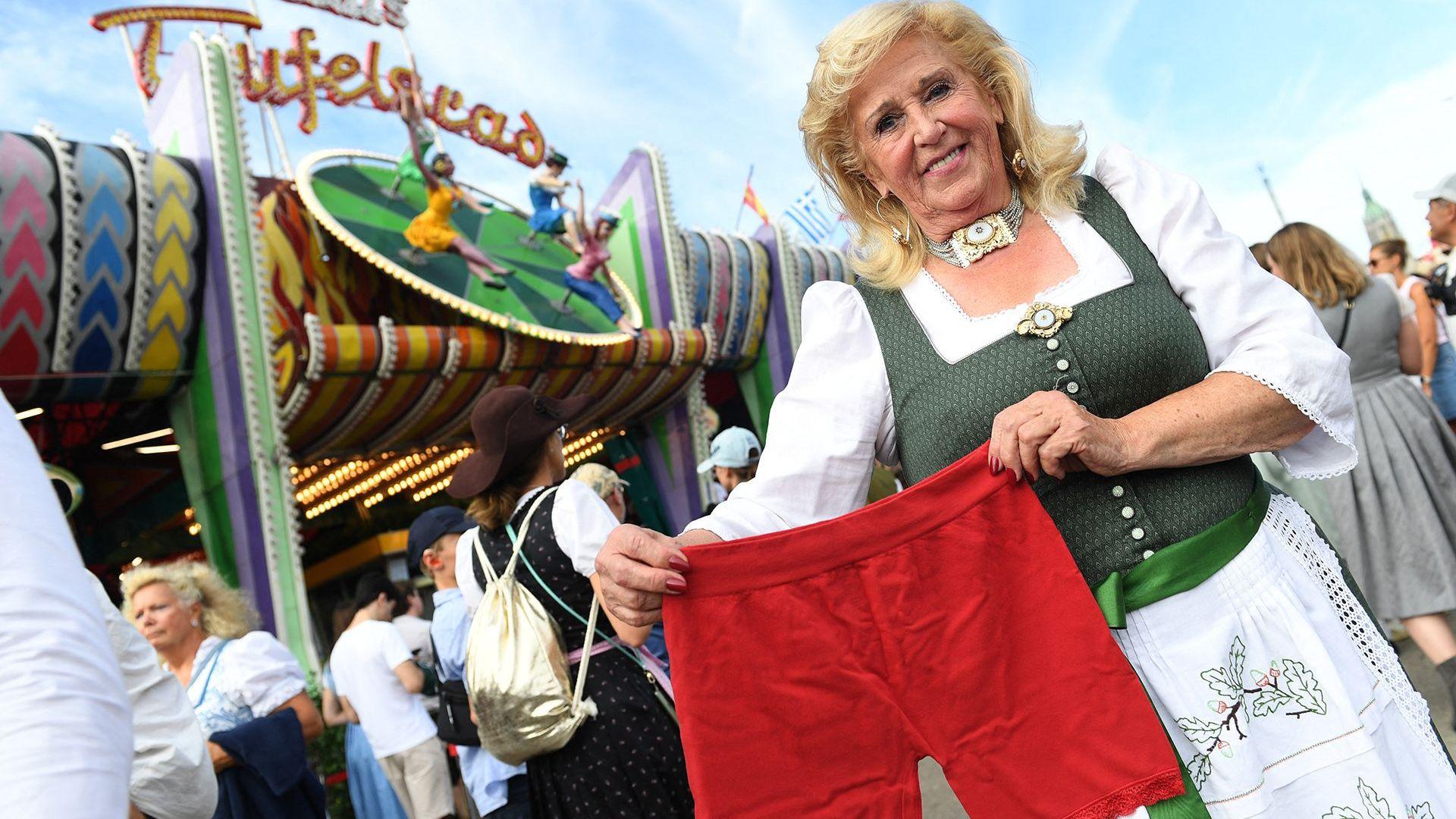 Žena drži crveni šorc u rukama