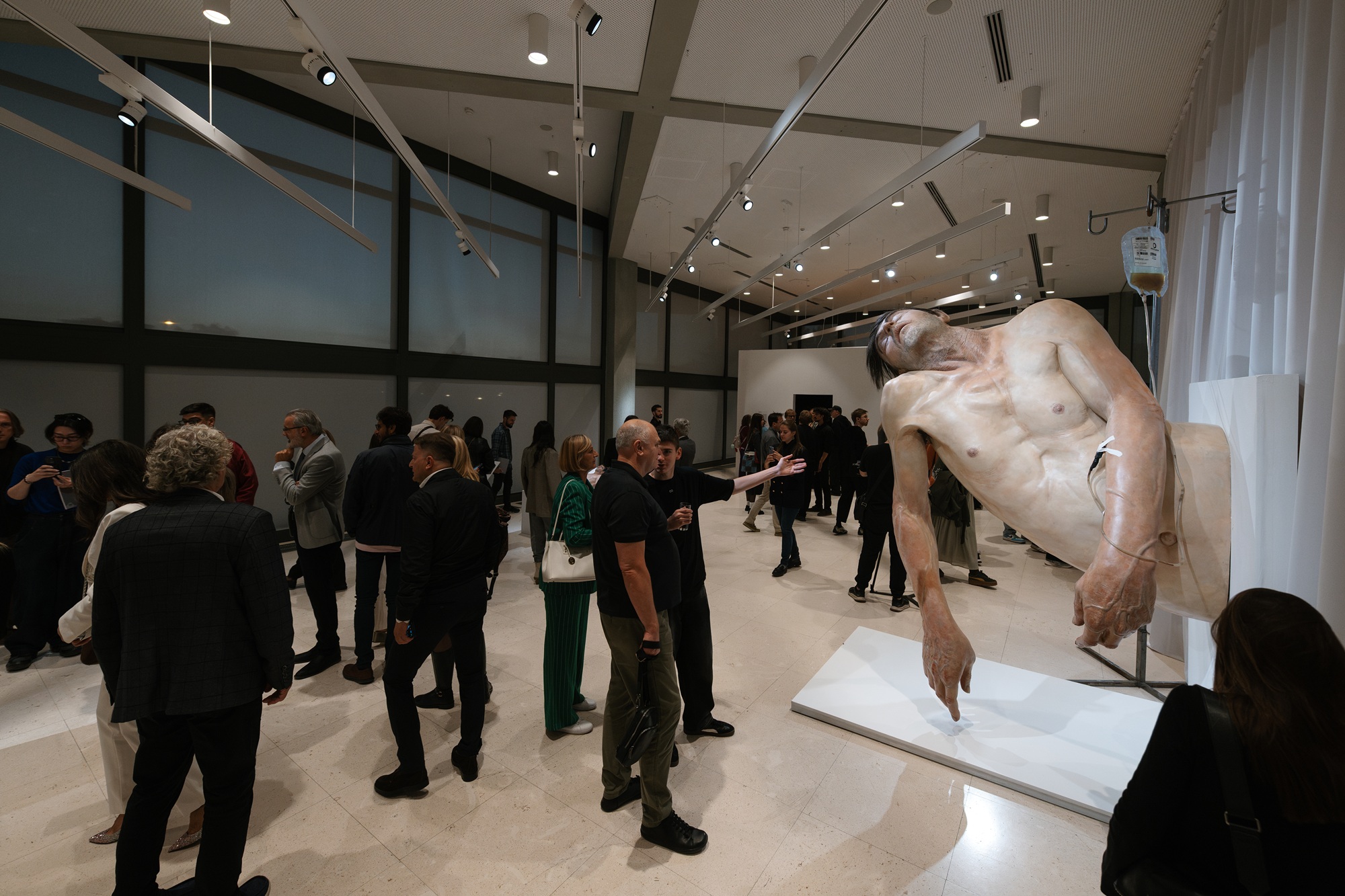 Telo, krik i psihološka napetost: Hiperrealističke skulpture Žarka Bašeskog stigle u Beograd (FOTO) 4