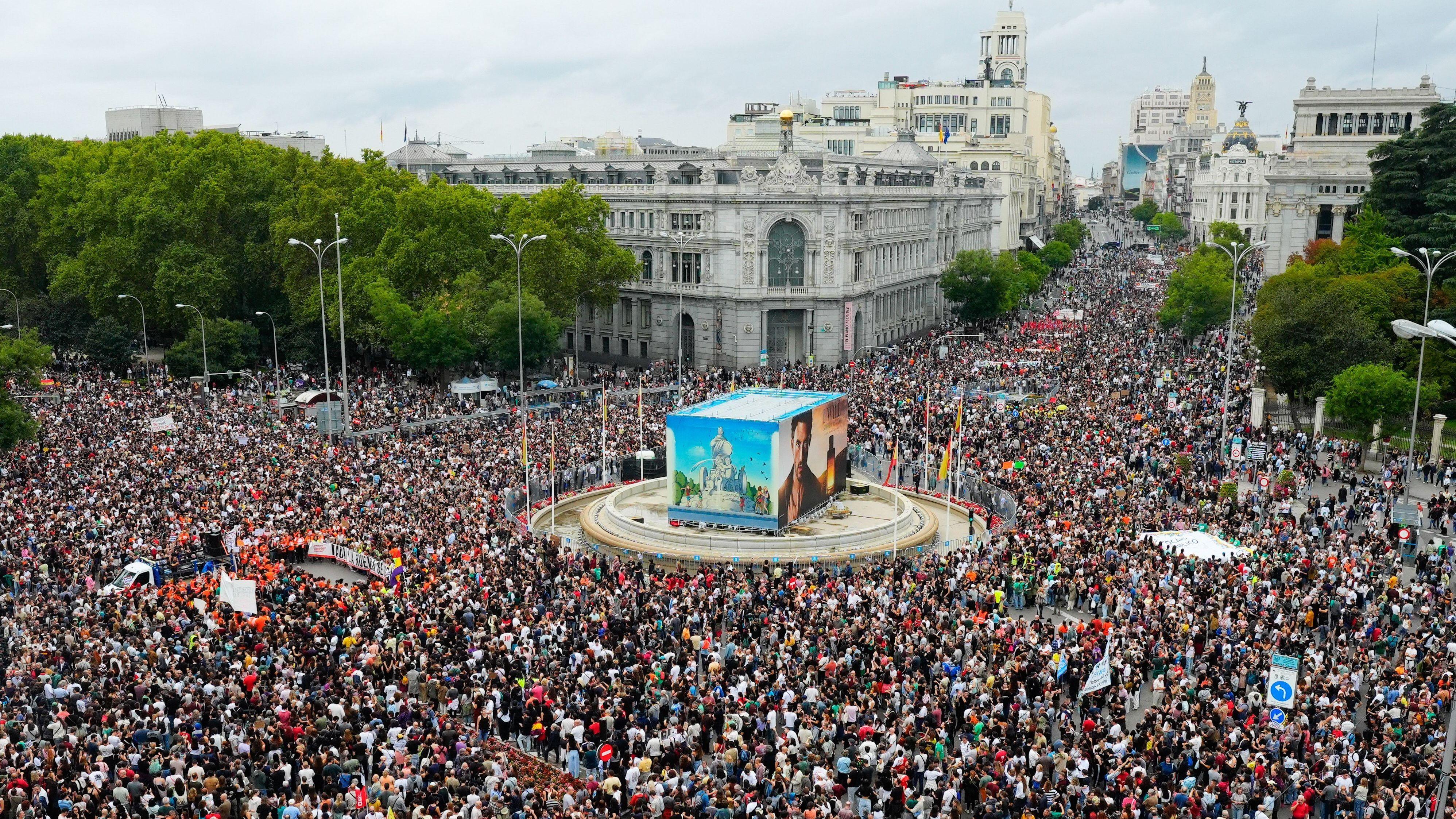 Desetine hiljada demonstranata izašle su na ulice Madrida. Snimak iz vazduha prikazuje ogromnu masu ljudi okupljenu u centru grada, koja zauzima veliku površinu.