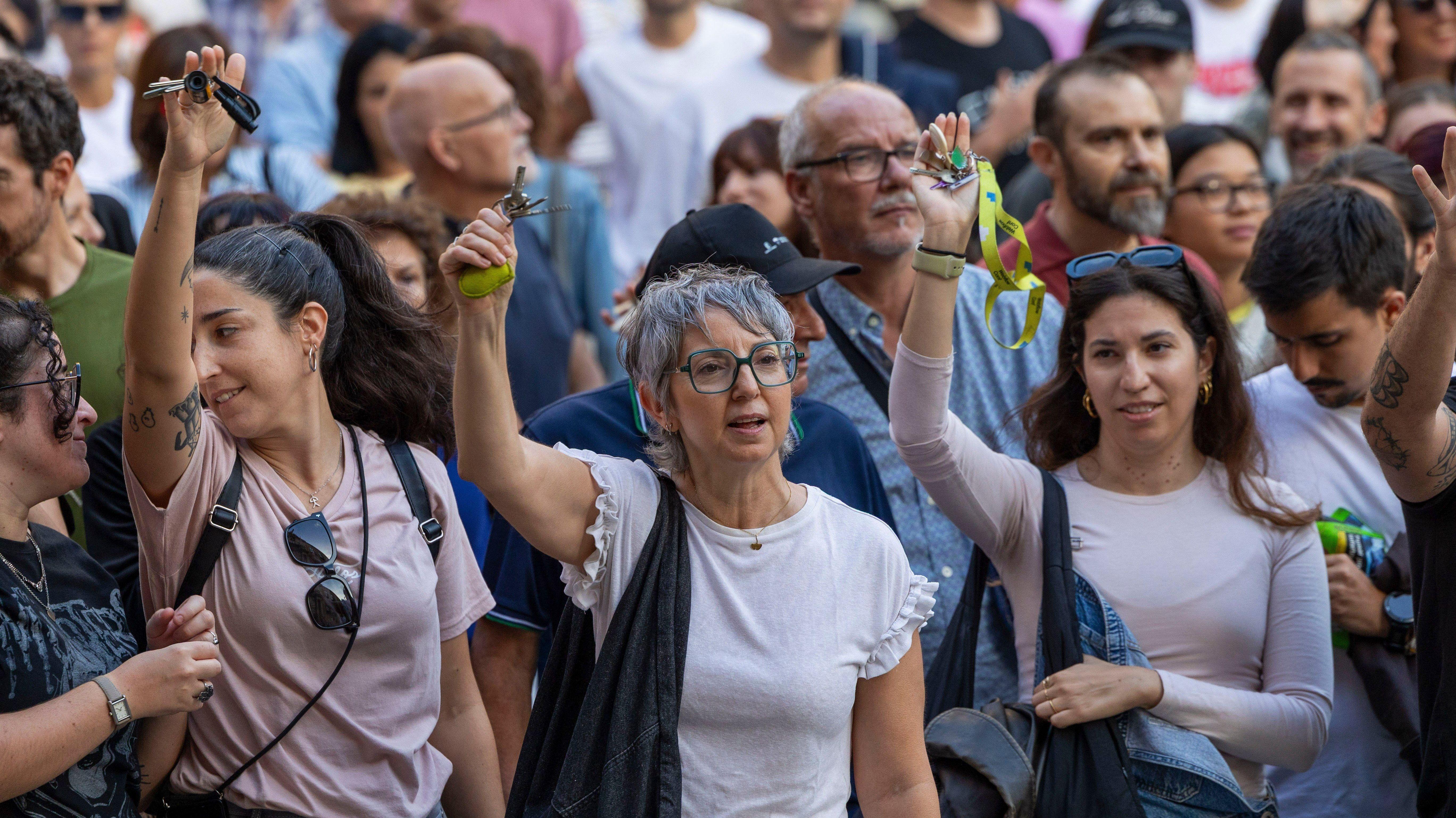 Žene na protestu drže ključeve u rukama i mašu njima