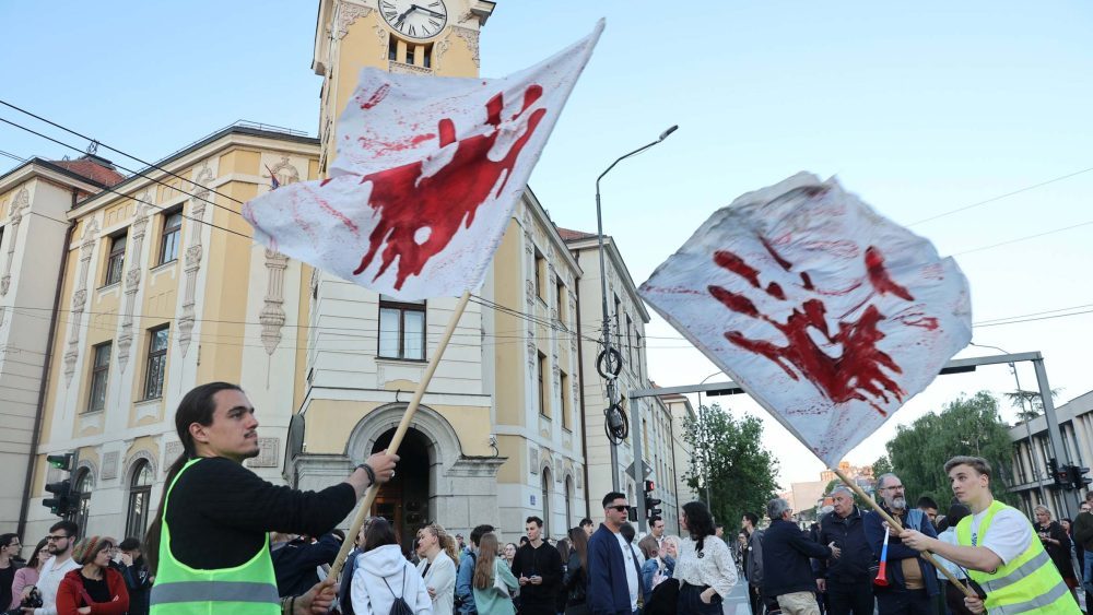 Studenti u Nišu "Možda su poželeli da budu Neron, kad već gube vlast": Nakon paljenja zidina Niške tvrđave tokom skupa SNS 4