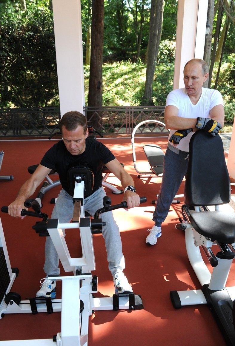 Dmitrij Medvedev (levo) na spravi za vežbanje , pored njega je Vladimir Putin 