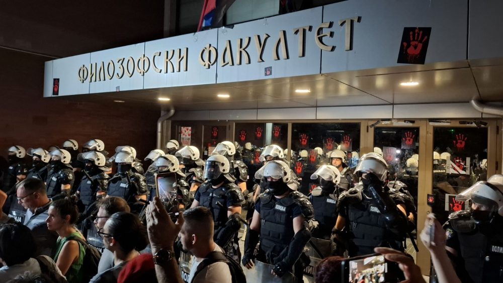 Dok Makron traži „empatiju“, Vučić policiji čestita: Kako Francuska i Srbija reaguju na policijsku brutalnost? 3