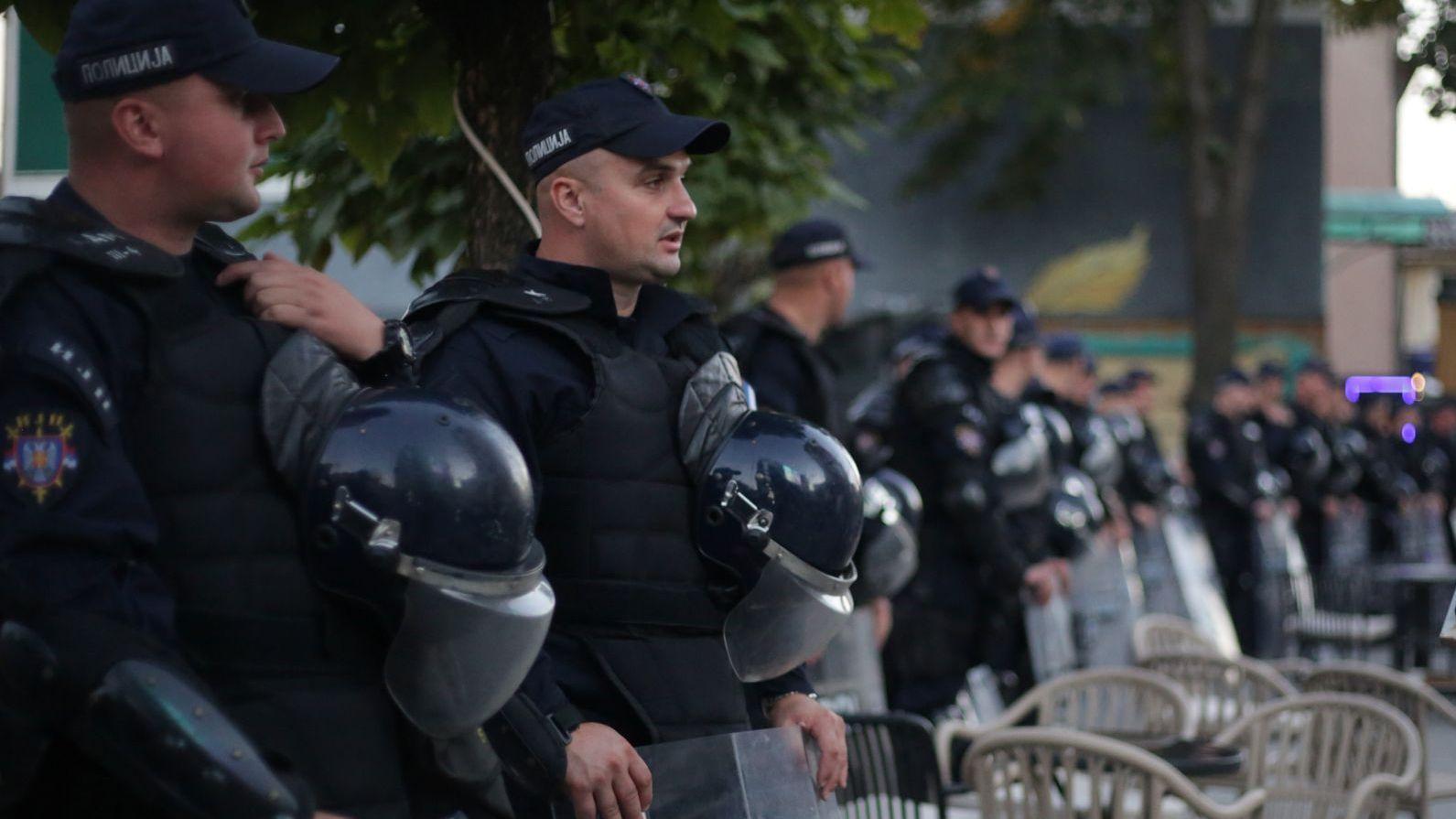 Policija na ulici u opremi za razbijanje demonstracija