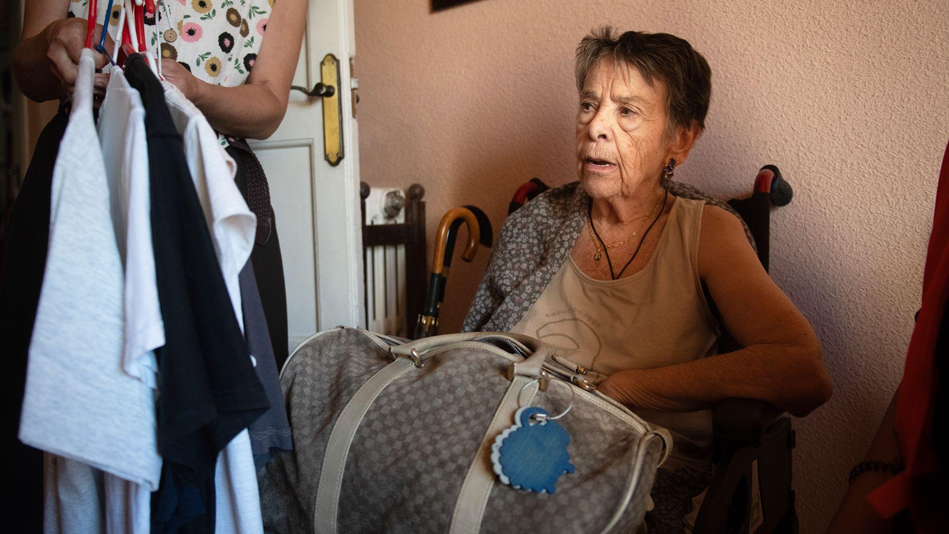 Marikarmen, stanarka stana u kvartu Retiro u centru Madrida, sedi na stolici s torbom u rukama
