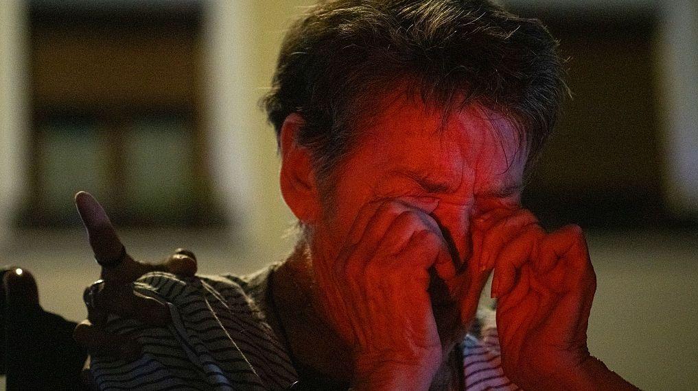 Savladana emocijama na okupljanju, starija žena je briznula u plač