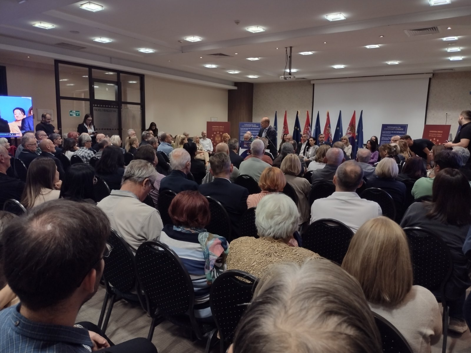Dušan Teodorović govorio na skupu Evropske Srbije u Kragujevcu, Đilas obećao raspuštanje BIA na prvoj sednici vlade (FOTO) 7