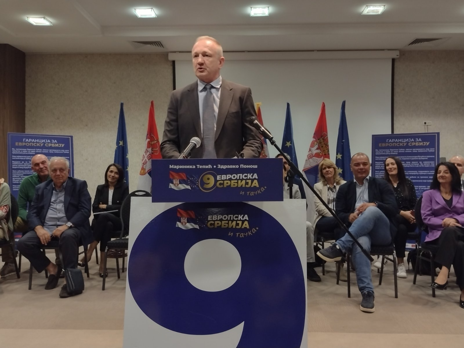 Dušan Teodorović govorio na skupu Evropske Srbije u Kragujevcu, Đilas obećao raspuštanje BIA na prvoj sednici vlade (FOTO) 5