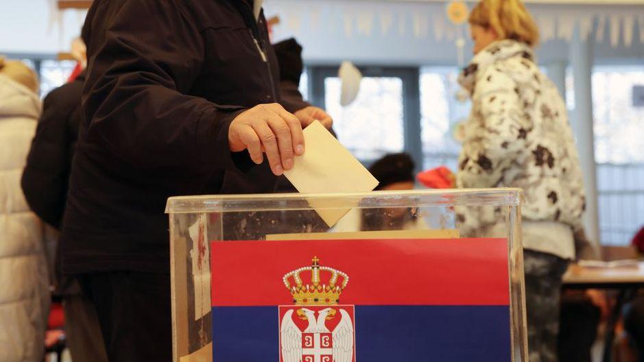Čovek koji stavlja listić u galsačku kutiju